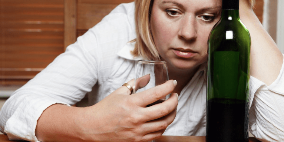 Вино пьяница. Пьющие женщины. Алкоголизм. Женщина и алкоголь.