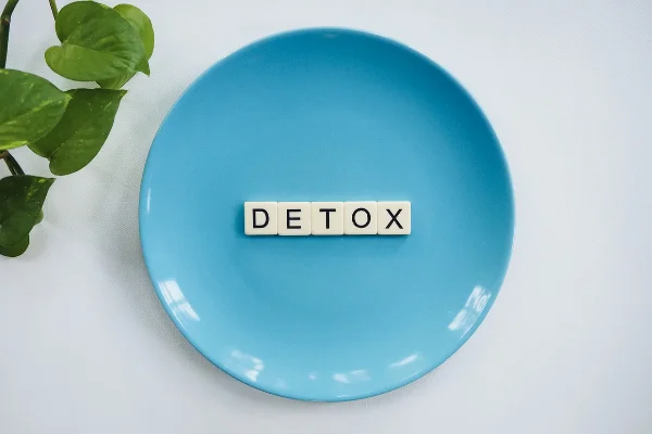 A plate with DETOX written on it