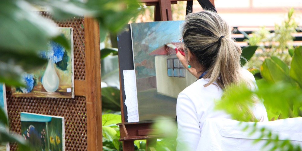 What Is the Role of PCP's Art Therapy Program in Promoting Emotional Growth During Recovery?