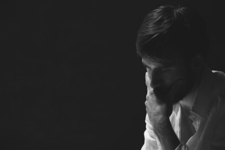 Individual struggling with addiction to Snus